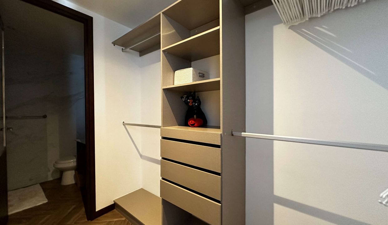 walk-in closet